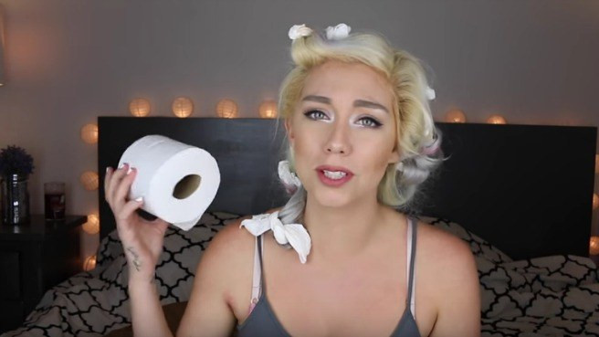 Những xu hướng làm đẹp kỳ dị từ keo dán, băng vệ sinh ảnh 11