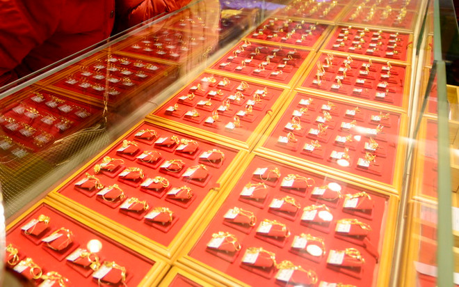 Giá vàng châu Á tiếp tục đà giảm xuống mức đáy trong một năm ảnh 1