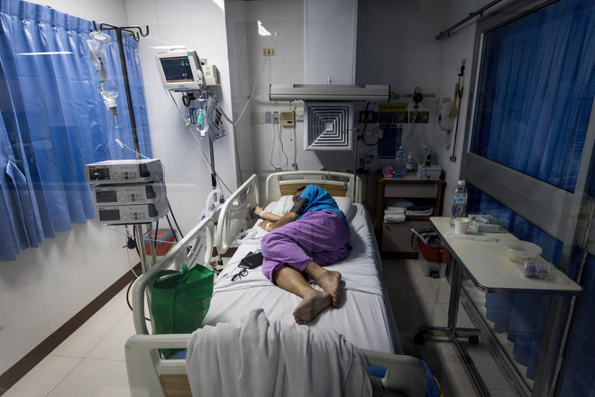 Bệnh nhân COVID-19 được điều trị tại một bệnh viện ở Bangkok, Thái Lan. (Ảnh: AFP/TTXVN) Thái Lan: Số ca mắc và tử vong do COVID-19 tăng cao kỷ lục ảnh 1
