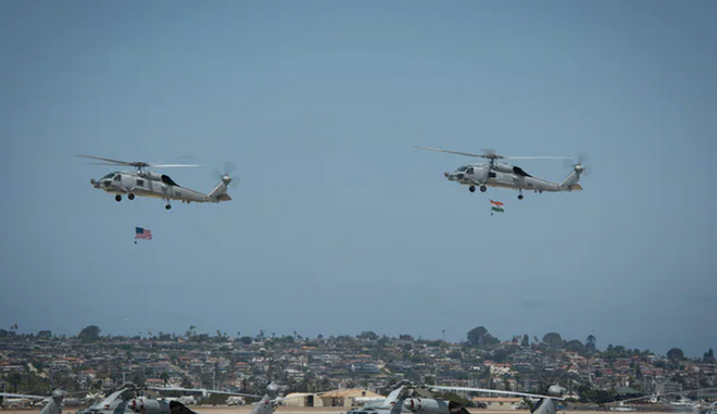 Máy bay trực thăng MH-60R, do Tập đoàn Lockheed Martin của Mỹ sản xuất, là máy bay trực thăng hoạt động trong mọi thời tiết. (Nguồn: ndtv.com) Mỹ bàn giao 2 máy bay trực thăng MH-60R đầu tiên cho Ấn Độ ảnh 1