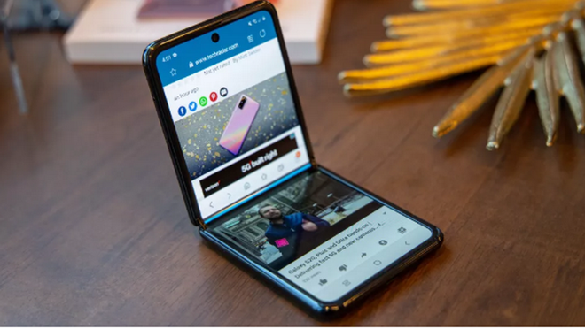 Mẫu Samsung Galaxy Z Flip (Nguồn: techradar.com) Samsung sắp ra mắt điện thoại thông minh màn hình gập mới giá thấp hơn ảnh 1