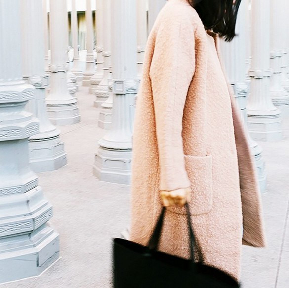 Áo khoác dáng dài sành điệu được "sao" ưa chuộng trong mùa lạnh ảnh 1