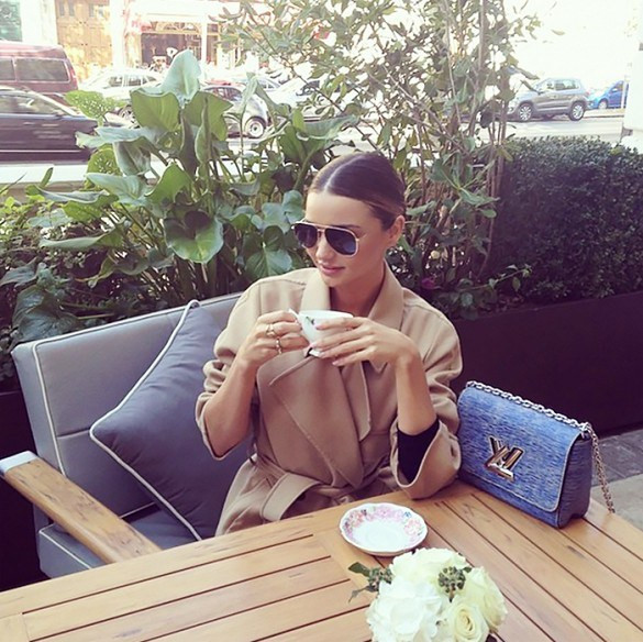 Áo khoác dáng dài sành điệu được "sao" ưa chuộng trong mùa lạnh ảnh 7