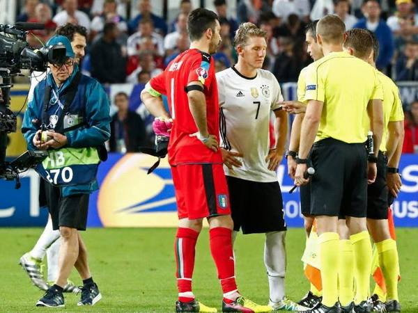 Vì sao Schweinsteiger chọn đá luân lưu bên phần sân Italy? ảnh 1