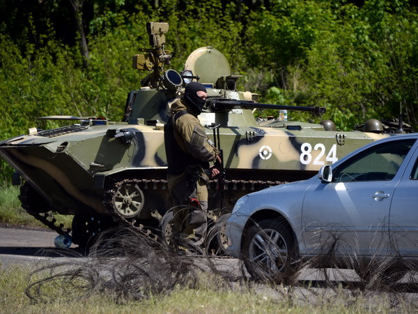 Binh sỹ Ukraine gác tại trạm kiểm soát gần thành phố Slavyansk ngày 6/5. (Nguồn: AFP/TTXVN) Ukraine yêu cầu Mỹ trang bị vũ khí và phương tiện tình báo ảnh 1