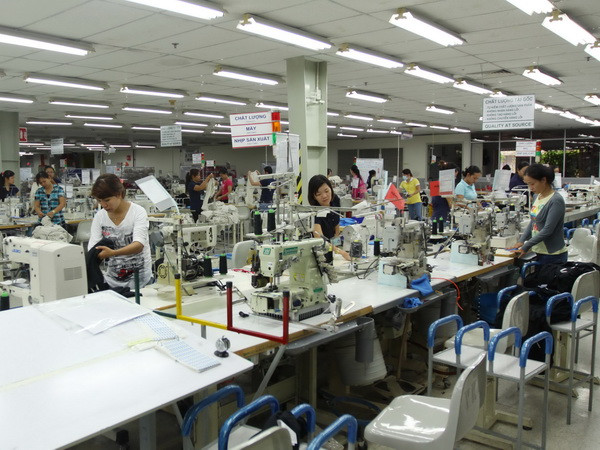 Công nhân làm việc tại VSIP. (Ảnh: Thanh Vũ/TTXVN) Bình Dương mong muốn tiếp tục thu hút nhà đầu tư nước ngoài ảnh 1