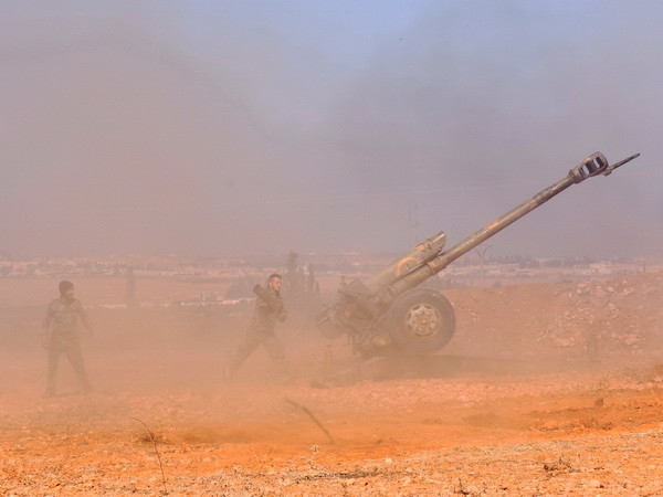 Các binh sỹ ủng hộ Chính phủ Syria nã pháo nhằm vào các phần tử thánh chiến Hồi giáo ở thị trấn Al-Bab ngày 25/11. (Nguồn: AFP/TTXVN) Truyền thông Thổ Nhĩ Kỳ: Một thủ lĩnh IS bị tiêu diệt ở Syria ảnh 1