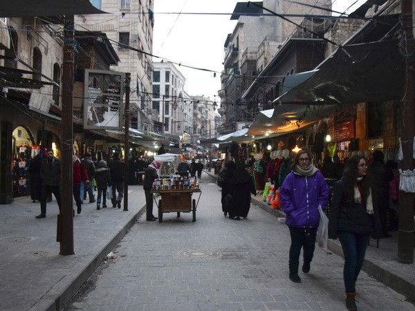Cảnh yên bình của người dân Syria trên một tuyến phố ở Aleppo ngày 29/12. (Nguồn: EPA/TTXVN) Các bên tại Syria cáo buộc nhau vi phạm thỏa thuận ngừng bắn ảnh 1