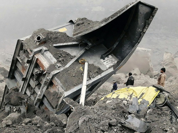 Hiện trường vụ sập mỏ than ở Godda ngày 30/12. (Nguồn: AFP/TTXVN) Sập mỏ than tại Ấn Độ làm gần 100 thương vong và mắc kẹt ảnh 1