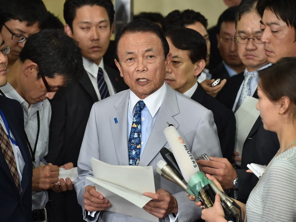 Bộ trưởng Tài chính Nhật Bản Taro Aso phát biểu với báo giới. (Nguồn: AFP/TTXVN) Phản ứng của các lãnh đạo Nhật, Australia, Hàn về việc Anh rời EU ảnh 1