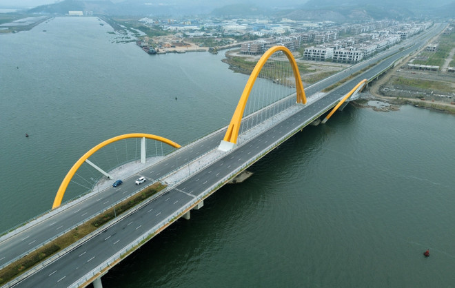 Cầu Bình Minh nối đôi bờ vịnh Cửa Lục, kết cấu 1 vòm thép, dài hơn 2,6km, gồm 6 làn xe. (Ảnh: Quốc Khánh/TTXVN) ttxvn_cau_binh_minh_diem_nhan_ben_bo_vinh_cua_luc_quang_ninh_2.jpg
