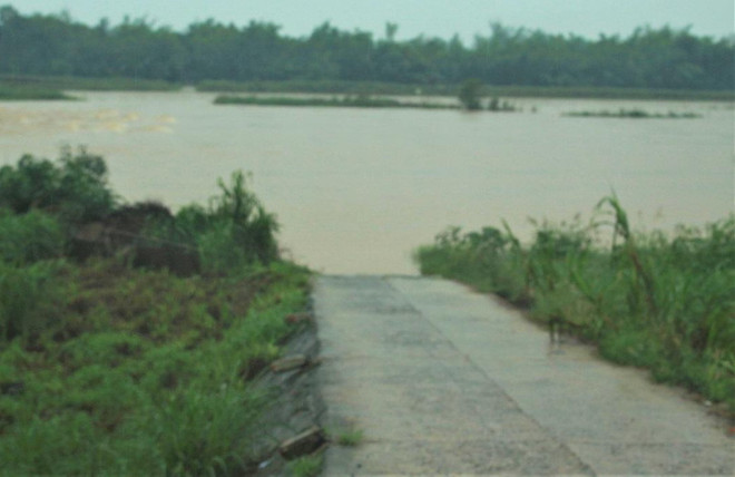 Quảng Ngãi: Lũ đã rút gần 1 tháng nhưng "ốc đảo" Ân Phú vẫn bị cô lập ảnh 1