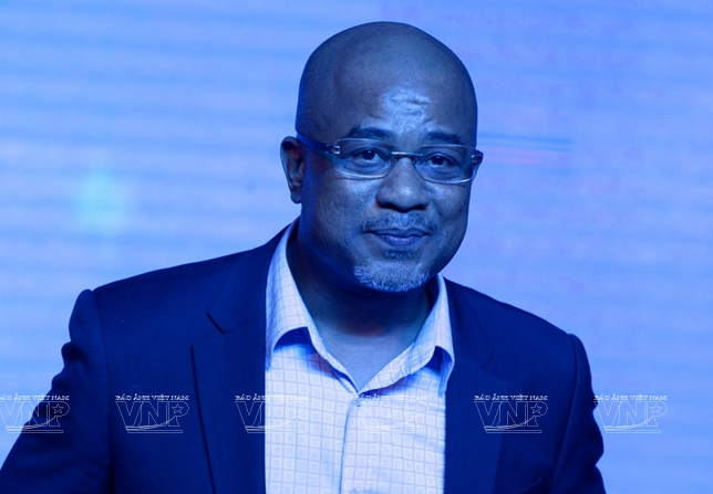 Chàng ca sỹ Mỹ và hành trình đi tìm người mẹ Việt không mệt mỏi ảnh 1