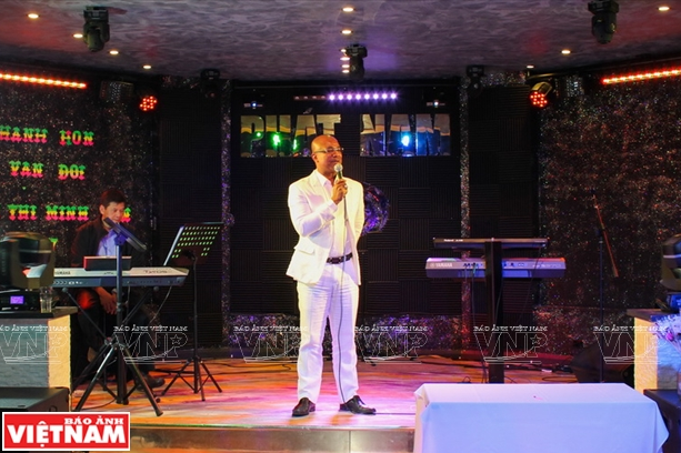 Chàng ca sỹ Mỹ và hành trình đi tìm người mẹ Việt không mệt mỏi ảnh 2