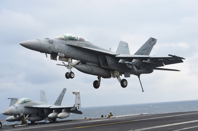 Máy bay F/A-18F Super Hornet. (Nguồn: AFP/TTXVN) Boeing muốn sản xuất máy bay chiến đấu F/A-18 Super Hornet ở Ấn Độ ảnh 1