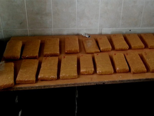 Bulgaria phát hiện 200 kg heroin giấu trong các lon cà chua xay ảnh 1