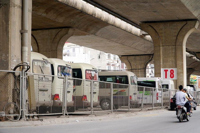 Trông giữ xe gầm cầu: Lo ngại nguy cơ cháy nổ, ùn tắc giao thông ảnh 1