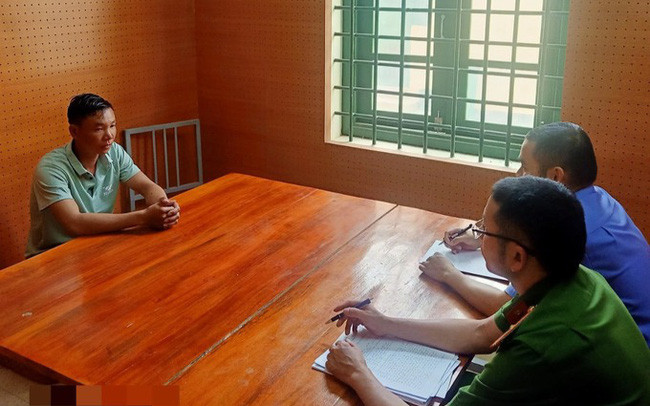 Kiểm sát viên lấy lời khai đối tượng Mềnh (Ảnh: VKSND Hoàng Su Phì) Hà Giang: Bắt tạm giam đối tượng hiếp dâm nữ hướng dẫn viên du lịch ảnh 1
