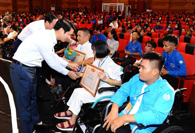 Tôn vinh 50 thanh niên khuyết tật tiêu biểu "Tỏa sáng nghị lực Việt" ảnh 1
