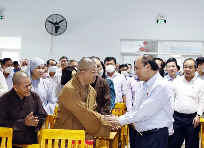 Chủ tịch nước Nguyễn Xuân Phúc tiếp xúc cử tri huyện Hóc Môn. (Ảnh: Thống Nhất/TTXVN) Chủ tịch nước tiếp xúc cử tri TP.HCM trước Kỳ họp thứ 4, Quốc hội XV ảnh 2