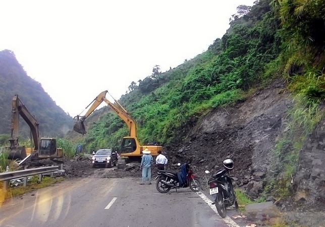 Hòa Bình: Sạt lở nghiêm trọng làm ách tắc giao thông Quốc lộ 6 ảnh 1