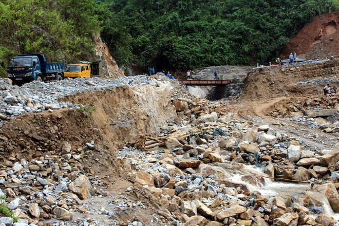Mưa lớn gây sạt lở vùi lấp nhà cửa, hoa màu tại Yên Bái, Thanh Hóa ảnh 1