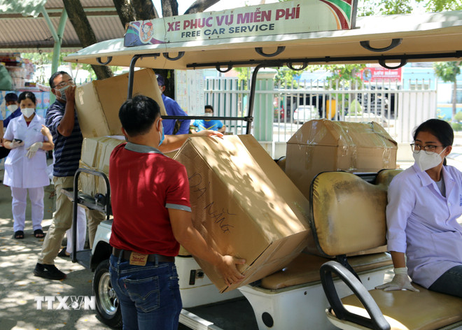 TTXVN trao khẩu trang N95 và đồ bảo hộ y tế cho thành phố Đà Nẵng ảnh 1