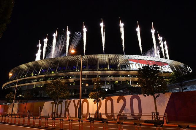 Màn trình diễn pháo hoa tại lễ bế mạc Olympic Tokyo 2020 trên sân vận động Olympic ở Tokyo, Nhật Bản ngày 8/8/2021. (Ảnh: AFP/TTXVN) Thế vận hội Tokyo "vào tầm ngắm" vì chi phí tổ chức cao hơn báo cáo ảnh 1