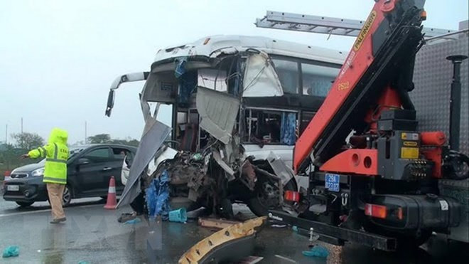 Khẩn trương điều tra nguyên nhân vụ xe khách đâm xe cứu hỏa ở cao tốc ảnh 2