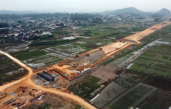 Nhà thầu thi công tại dự án cao tốc Diễn Châu-Bãi Vọt. (Ảnh: Huy Hùng/Vietnam+) Hé lộ nguyên nhân ban đầu 2 công nhân tử vong do sập cống hộp cao tốc ảnh 1