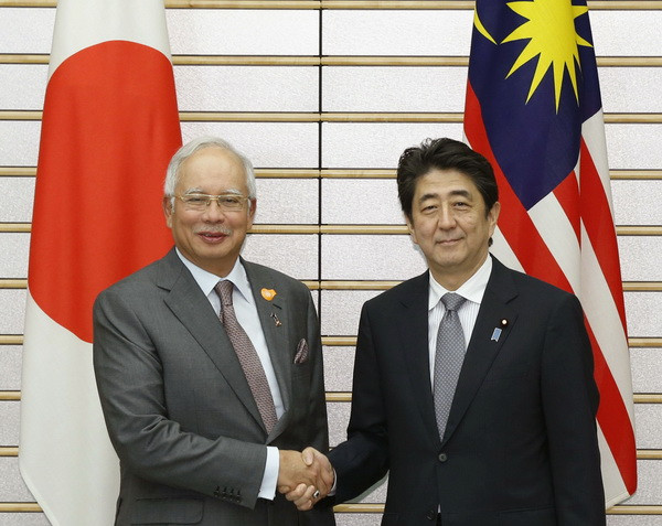Thủ tướng Nhật Bản Shinzo Abe (phải) và người đồng cấp Malaysia đang ở thăm Tokyo Najib Razak. (Nguồn: Kyodo/TTXVN) Nhật Bản và Malaysia hợp tác để ổn định khu vực Biển Đông ảnh 1