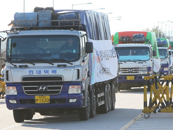 Xe chở hàng viện trợ lương thực và thuốc men của Hàn Quốc cho Triều Tiên. Ảnh minh họa. (Nguồn: YONHAP/TTXVN) Hàn Quốc khẳng định duy trì viện trợ nhân đạo cho Triều Tiên ảnh 1