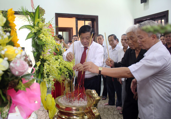 Lãnh đạo tỉnh Vĩnh Long dâng hoa, dâng hương tưởng niệm Thủ tướng Chính phủ Võ Văn Kiệt. (Ảnh: Phạm Minh Tuấn/TTXVN.) Vĩnh Long: Kỷ niệm 97 năm ngày sinh Thủ tướng Võ Văn Kiệt ảnh 1