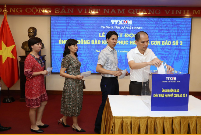 ttxvn_thong_tan_xa_viet_nam_ung_ho_dong_bao_khac_phuc_hau_qua_con_bao_so_3.jpg