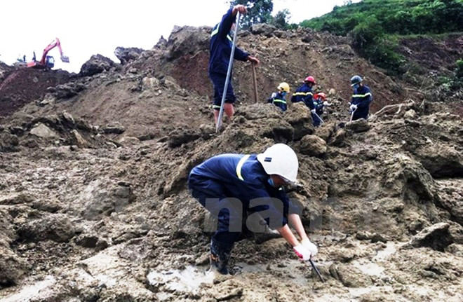 Công tác tìm kiếm thi thể các nạn nhân trong vụ sạt lở tại huyện Tân Lạc, tỉnh Hòa Bình. (Ảnh: H.V/Vietnam+) Năm 2017: Thiên tai kỷ lục xuất hiện dày đặc với cường độ khốc liệt ảnh 6