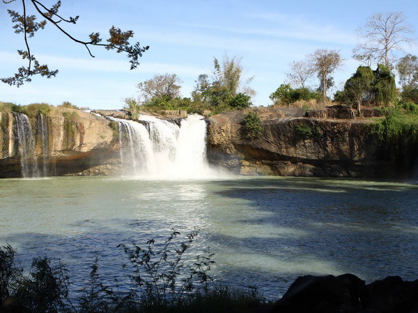 Trèo lên đỉnh thác nước chụp ảnh, một người trượt chân ngã mất tích ảnh 1