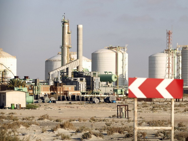 Giá dầu biến động trái chiều ở châu Á phiên đầu tuần ảnh 1