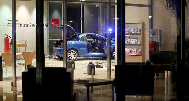 Đức: Ôtô chất đầy xăng và bình gas mina lao vào trụ sở đảng SPD ảnh 1