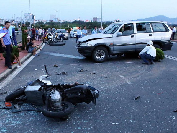 Đà Nẵng: Ôtô đâm xe máy, 2 người bị hất văng xuống chân cầu ảnh 1