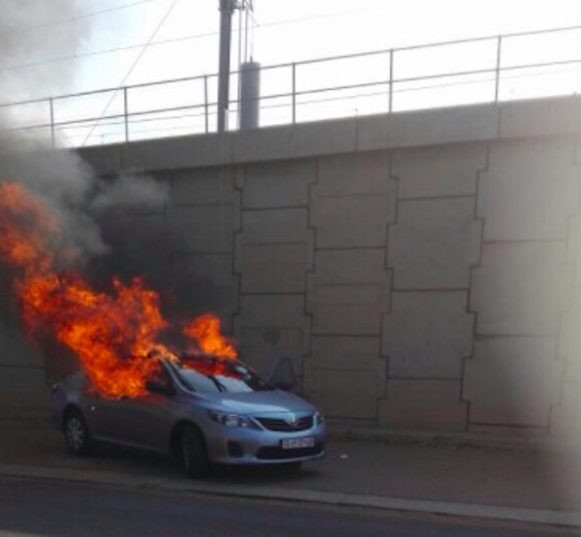 Nam Phi: Một taxi Uber bị tấn công và phóng hỏa, tài xế tử vong ảnh 1