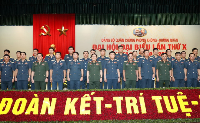 Đại tướng Ngô Xuân Lịch, Bộ trưởng Bộ Quốc phòng với các đại biểu tham dự Đại hội. (Ảnh: Dương Giang/TTXVN) Đại hội Đảng bộ Quân chủng Phòng không-Không quân lần thứ X ảnh 2