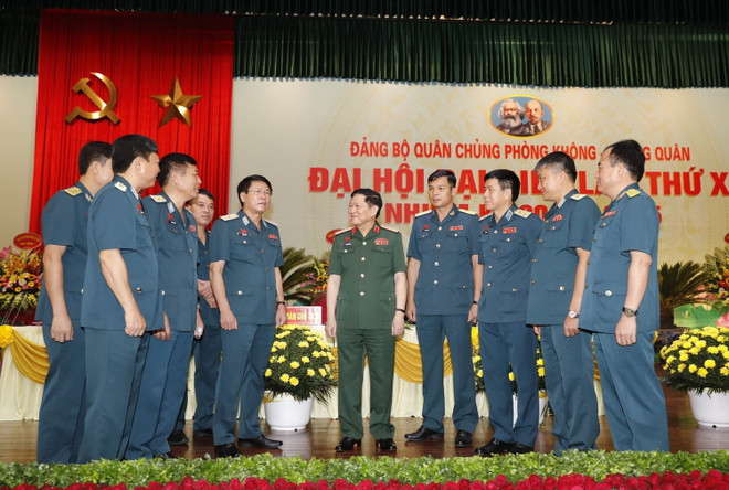Đại tướng Ngô Xuân Lịch, Bộ trưởng Bộ Quốc phòng với các đại biểu tham dự Đại hội. (Ảnh: Dương Giang/TTXVN) Đại hội Đảng bộ Quân chủng Phòng không-Không quân lần thứ X ảnh 1