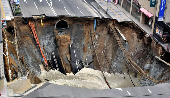 “Hố tử thần” bất ngờ xuất hiện ở trung tâm thành phố Tây Nam Nhật Bản ảnh 1