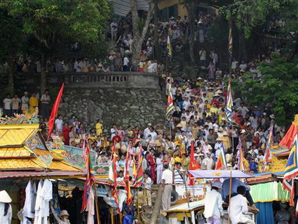 Hàng vạn người tham dự Lễ hội Điện Hòn Chén tại Thừa Thiên-Huế ảnh 1