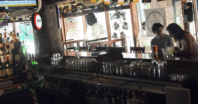 Nguy cơ mắc COVID-19 tại quán bar, nhà hàng cao hơn nhiều nơi ảnh 1