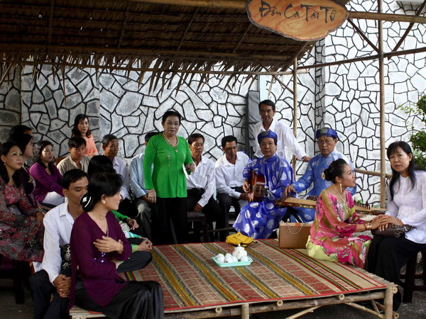 Biểu diễn đờn ca tài tử tại chương trình "Sắc xuân miệt vườn" 2012. (Ảnh: Duy Khương/TTXVN) Sắc xuân miệt vườn - một góc nhìn truyền thống của dân tộc ảnh 1