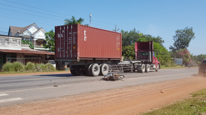 Bình Phước: Xe container tông xe máy, 2 vợ chồng bị thương nặng ảnh 1