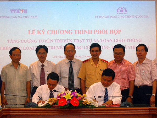 TTXVN ký kết hợp tác với Ủy ban An toàn giao thông Quốc gia ảnh 1