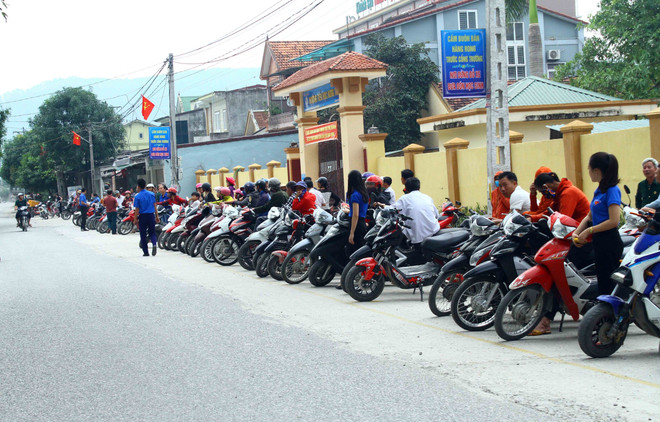 Nghệ An: Lan tỏa văn hóa "xếp hàng đón con" trước cổng trường học ảnh 2