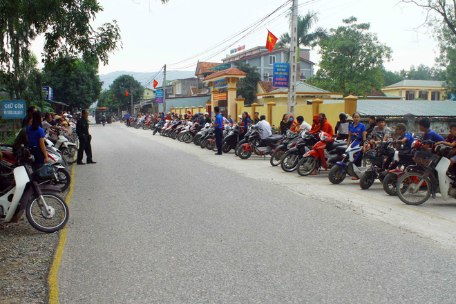 Nghệ An: Lan tỏa văn hóa "xếp hàng đón con" trước cổng trường học ảnh 1